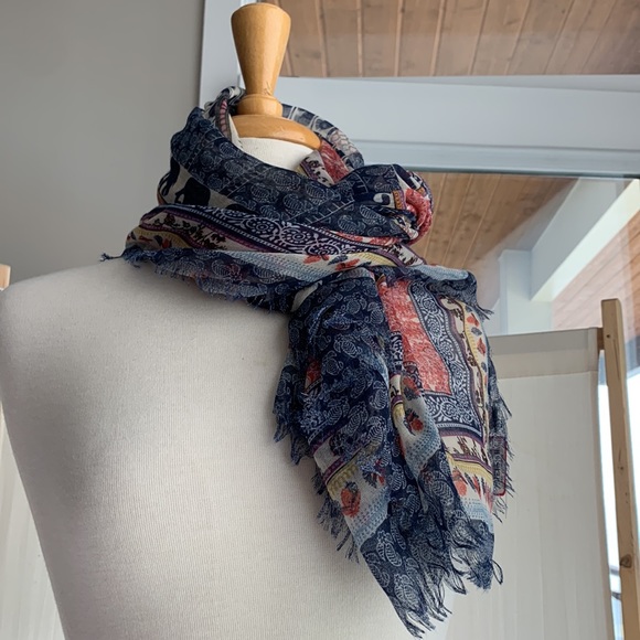 Blue/white/red polyester scarf with elephant prints, new, made by Ardene - Picture 4 of 8